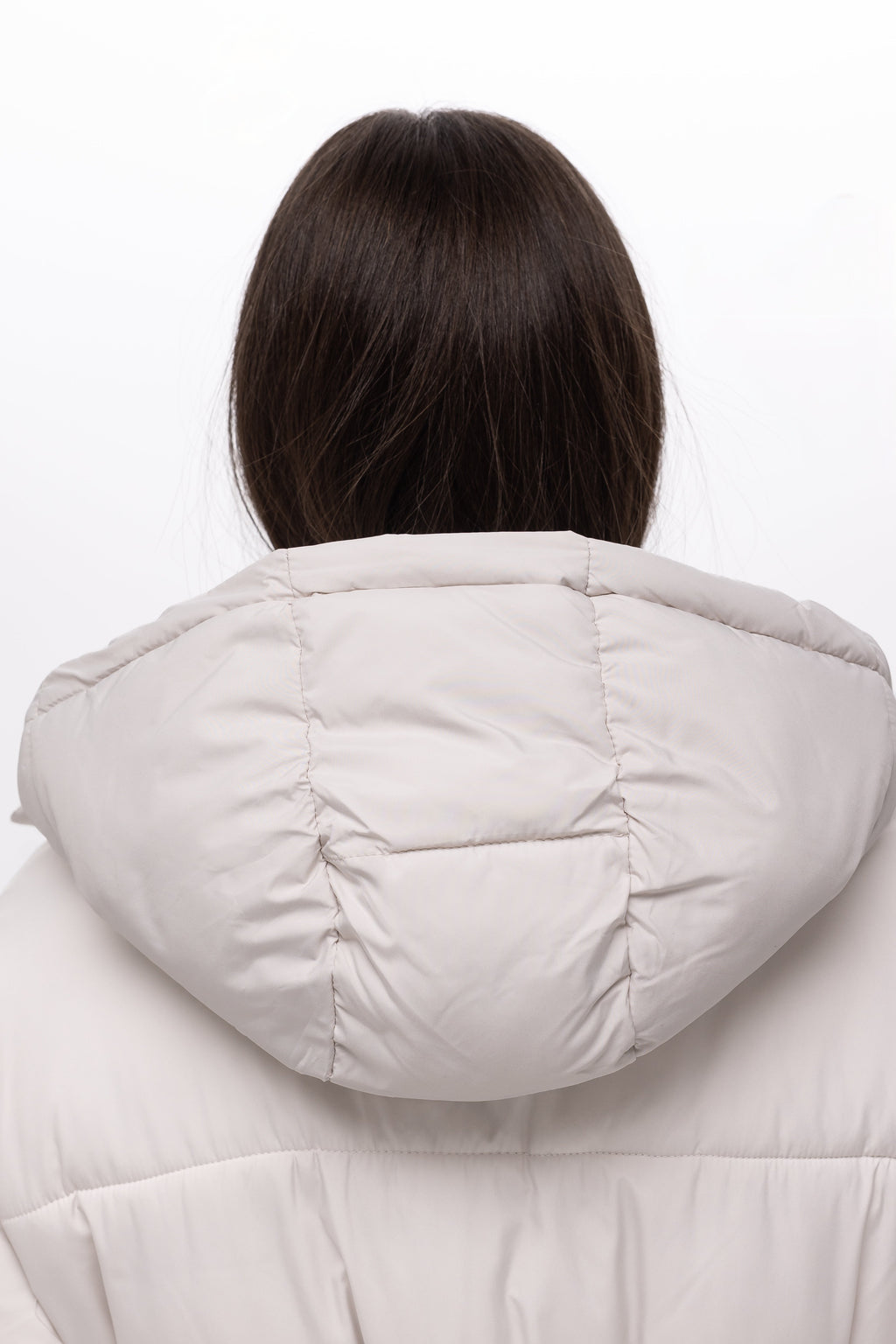 Подовжений пуффер молочного кольору з поясом