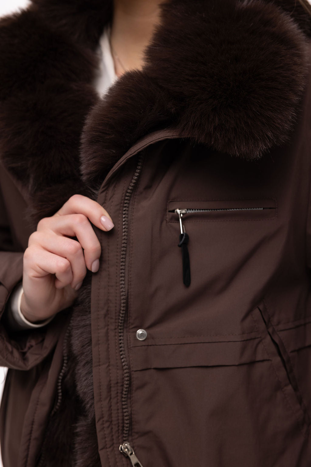 Куртка шоколадного кольору з хутряним коміром