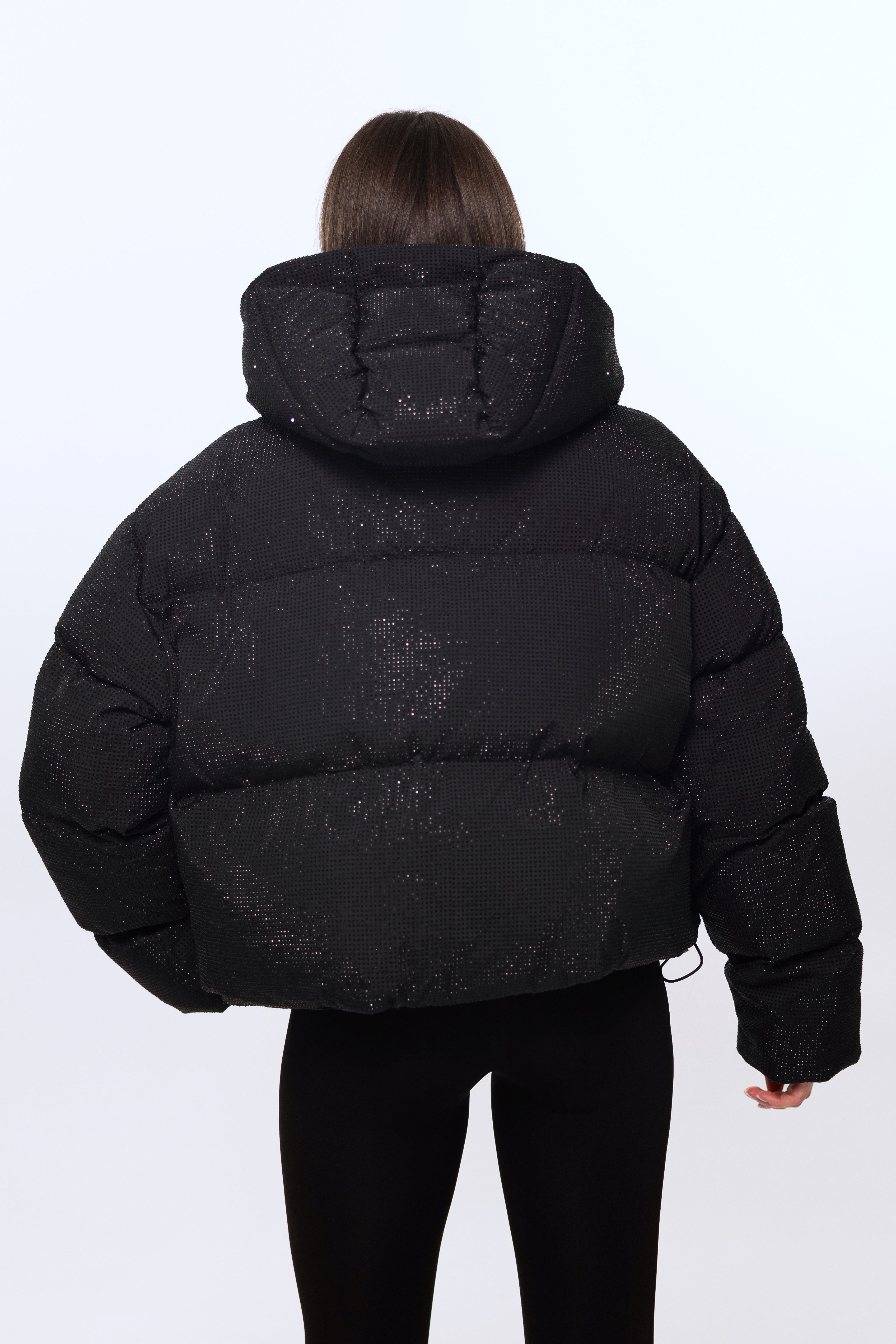 Сяючий пуховик oversize в чорному кольорі